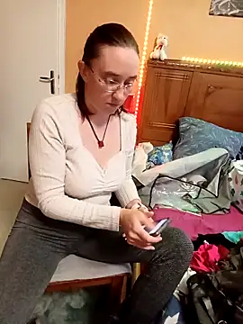 Snapshot of Sophierob1 chatting on 09-24-25, 06:17 Sophierob1 online show from 09-24-25, 06:17