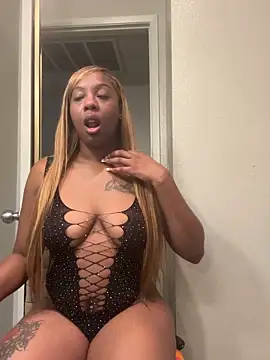 ObsessedWLyla online show from 10-31-25, 07:09