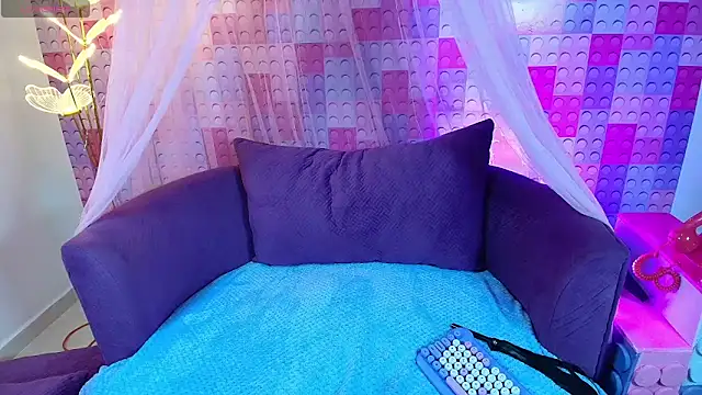 Snapshot of _Priscilla_ chatting on 09-20-25, 02:56  Priscilla  online show from 09-20-25, 02:56
