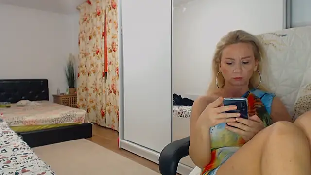 Snapshot of merlyn4 chatting on 01-09-25, 03:55 merlyn4 online show from 01-09-25, 03:55