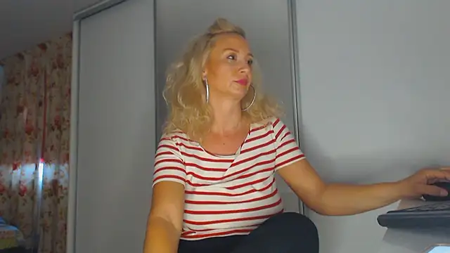 Snapshot of merlyn4 chatting on 09-19-25, 09:43 merlyn4 online show from 09-19-25, 09:43