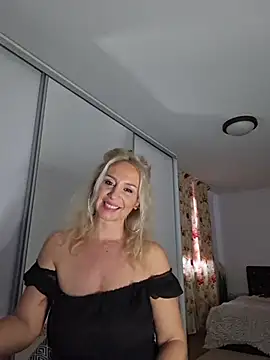 Snapshot of merlyn4 chatting on 11-13-25, 08:57 merlyn4 online show from 11-13-25, 08:57