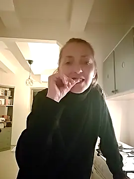 Snapshot of DaisyDea chatting on 11-16-25, 07:08 DaisyDea online show from 11-16-25, 07:08