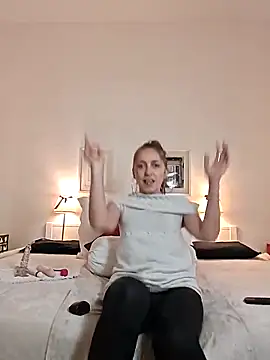 Snapshot of DaisyDea chatting on 02-03-26, 03:06 DaisyDea online show from 02-03-26, 03:06