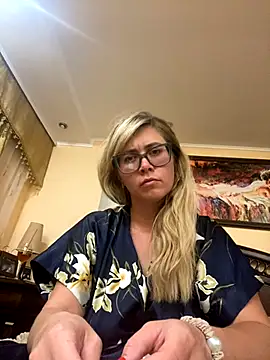 Snapshot of Crystal00Girl chatting on 09-09-25, 09:25 Crystal00Girl online show from 09-09-25, 09:25