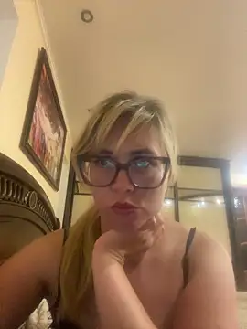 Snapshot of Crystal00Girl chatting on 09-17-25, 09:16 Crystal00Girl online show from 09-17-25, 09:16