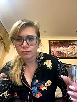 Snapshot of Crystal00Girl chatting on 09-20-25, 08:32 Crystal00Girl online show from 09-20-25, 08:32