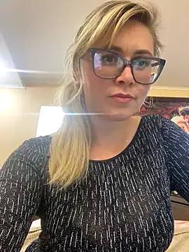 Snapshot of Crystal00Girl chatting on 09-21-25, 08:21 Crystal00Girl online show from 09-21-25, 08:21