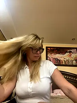 Snapshot of Crystal00Girl chatting on 09-23-25, 08:56 Crystal00Girl online show from 09-23-25, 08:56