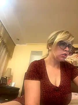 Snapshot of Crystal00Girl chatting on 09-27-25, 08:47 Crystal00Girl online show from 09-27-25, 08:47