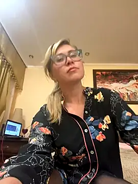 Snapshot of Crystal00Girl chatting on 09-29-25, 08:35 Crystal00Girl online show from 09-29-25, 08:35