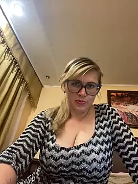 Snapshot of Crystal00Girl chatting on 09-30-25, 08:58 Crystal00Girl online show from 09-30-25, 08:58