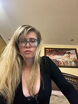 Snapshot of Crystal00Girl chatting on 10-02-25, 08:49 Crystal00Girl online show from 10-02-25, 08:49