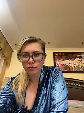 Snapshot of Crystal00Girl chatting on 10-05-25, 09:13 Crystal00Girl online show from 10-05-25, 09:13