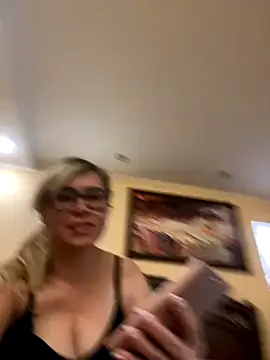 Snapshot of Crystal00Girl chatting on 10-07-25, 07:00 Crystal00Girl online show from 10-07-25, 07:00