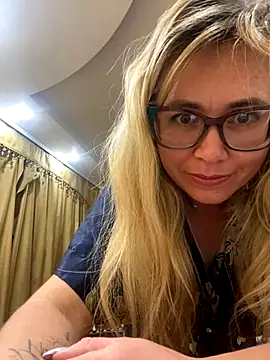 Snapshot of Crystal00Girl chatting on 10-09-25, 12:19 Crystal00Girl online show from 10-09-25, 12:19