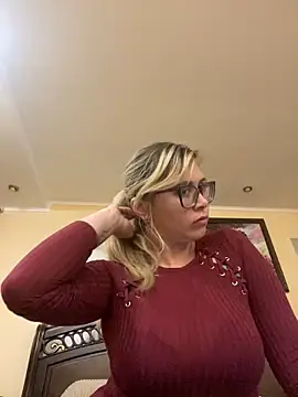 Snapshot of Crystal00Girl chatting on 10-11-25, 10:08 Crystal00Girl online show from 10-11-25, 10:08