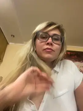 Snapshot of Crystal00Girl chatting on 10-12-25, 09:03 Crystal00Girl online show from 10-12-25, 09:03