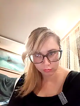 Snapshot of Crystal00Girl chatting on 10-13-25, 08:53 Crystal00Girl online show from 10-13-25, 08:53