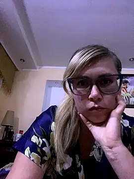 Snapshot of Crystal00Girl chatting on 10-14-25, 07:25 Crystal00Girl online show from 10-14-25, 07:25