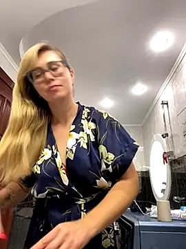 Snapshot of Crystal00Girl chatting on 10-15-25, 07:41 Crystal00Girl online show from 10-15-25, 07:41