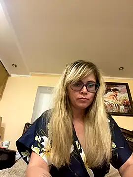 Snapshot of Crystal00Girl chatting on 10-15-25, 10:10 Crystal00Girl online show from 10-15-25, 10:10