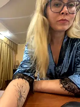 Snapshot of Crystal00Girl chatting on 10-18-25, 09:04 Crystal00Girl online show from 10-18-25, 09:04