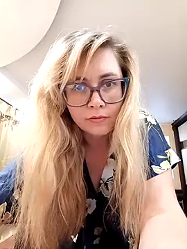 Snapshot of Crystal00Girl chatting on 10-24-25, 10:17 Crystal00Girl online show from 10-24-25, 10:17