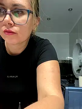 Snapshot of Crystal00Girl chatting on 10-26-25, 03:51 Crystal00Girl online show from 10-26-25, 03:51