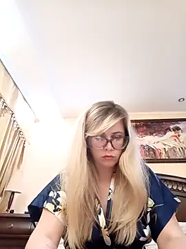 Snapshot of Crystal00Girl chatting on 10-28-25, 10:23 Crystal00Girl online show from 10-28-25, 10:23