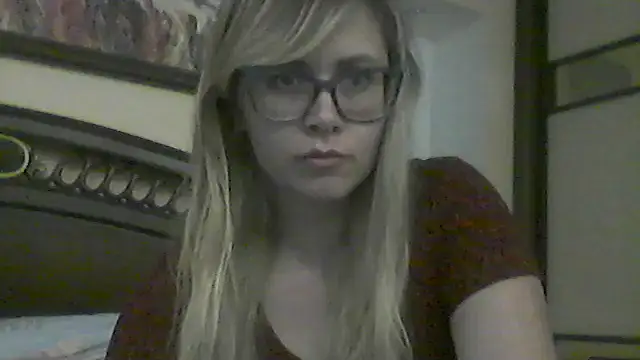 Snapshot of Crystal00Girl chatting on 10-31-25, 07:48 Crystal00Girl online show from 10-31-25, 07:48