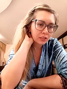 Snapshot of Crystal00Girl chatting on 11-03-25, 08:54 Crystal00Girl online show from 11-03-25, 08:54