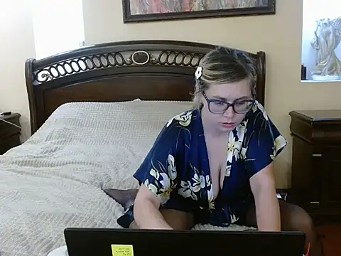 Snapshot of Crystal00Girl chatting on 11-14-25, 07:34 Crystal00Girl online show from 11-14-25, 07:34