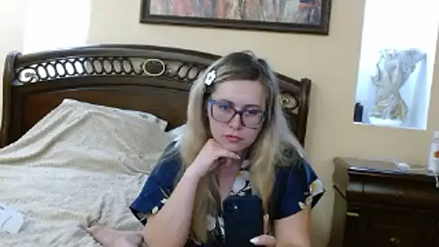 Snapshot of Crystal00Girl chatting on 11-22-25, 04:28 Crystal00Girl online show from 11-22-25, 04:28