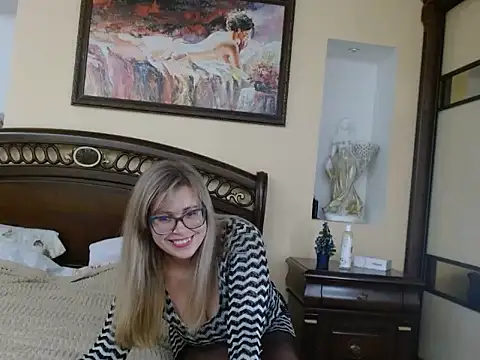 Snapshot of Crystal00Girl chatting on 12-13-25, 08:14 Crystal00Girl online show from 12-13-25, 08:14