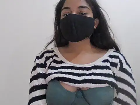 Snapshot of Little_toy_girl chatting on 02-20-26, 06:48 Little toy girl online show from 02-20-26, 06:48