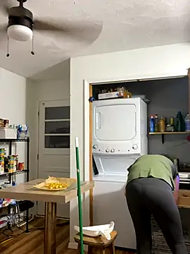 Snapshot of Mommasaurrex chatting on 09-30-25, 11:32 Mommasaurrex online show from 09-30-25, 11:32