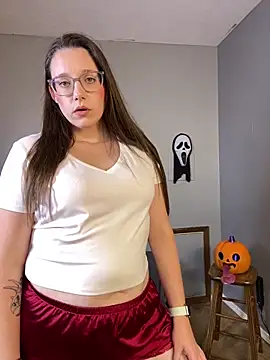 Snapshot of Mommasaurrex chatting on 10-14-25, 01:06 Mommasaurrex online show from 10-14-25, 01:06