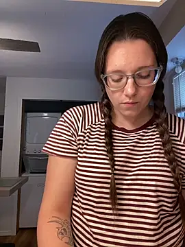 Snapshot of Mommasaurrex chatting on 11-01-25, 09:17 Mommasaurrex online show from 11-01-25, 09:17