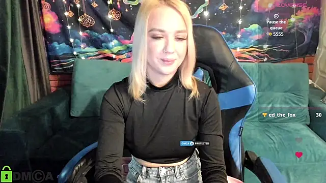 CrystalGirl99 online show from 04-10-26, 07:13