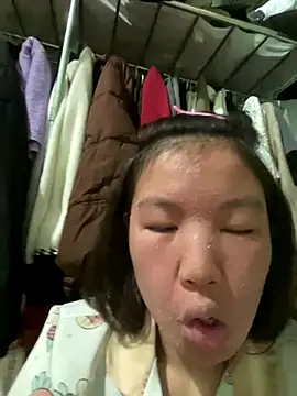 Snapshot of QueenLink chatting on 12-21-25, 10:33 QueenLink online show from 12-21-25, 10:33