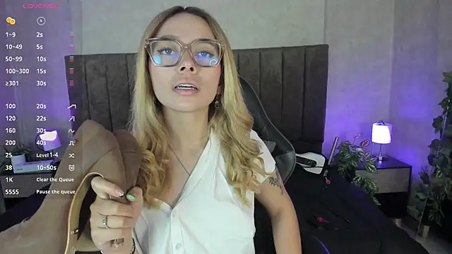 LanaMills  online show from 10-30-25, 05:42