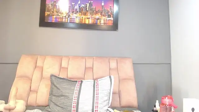Snapshot of CharlotteCottin chatting on 10-08-25, 11:30 CharlotteCottin online show from 10-08-25, 11:30