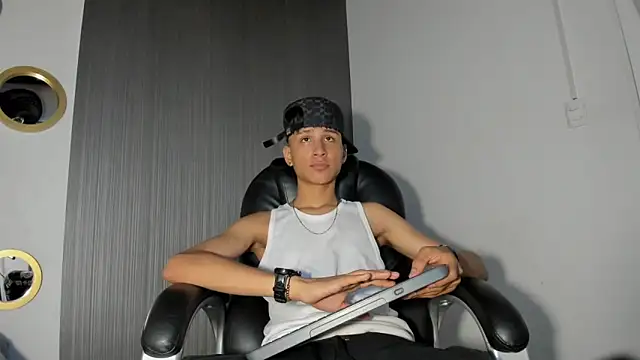 Snapshot of Daddy_Darcks chatting on 09-25-25, 08:23 Daddy Darcks online show from 09-25-25, 08:23