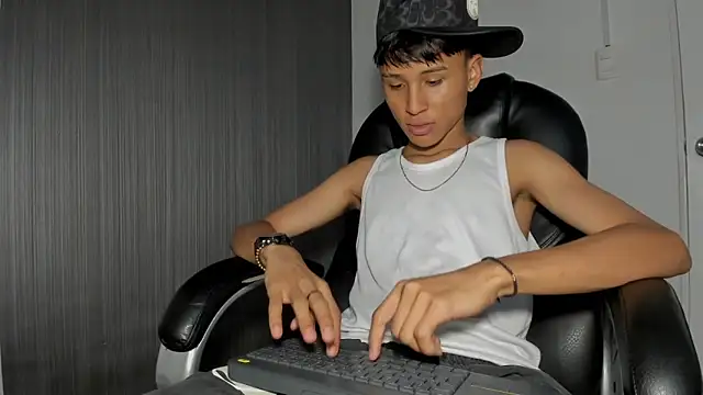 Snapshot of Daddy_Darcks chatting on 10-01-25, 08:04 Daddy Darcks online show from 10-01-25, 08:04