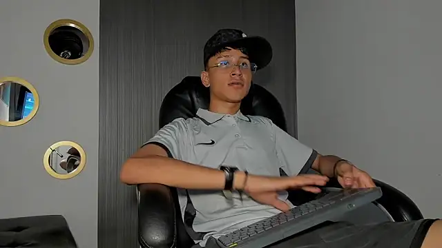 Snapshot of Daddy_Darcks chatting on 10-02-25, 09:00 Daddy Darcks online show from 10-02-25, 09:00