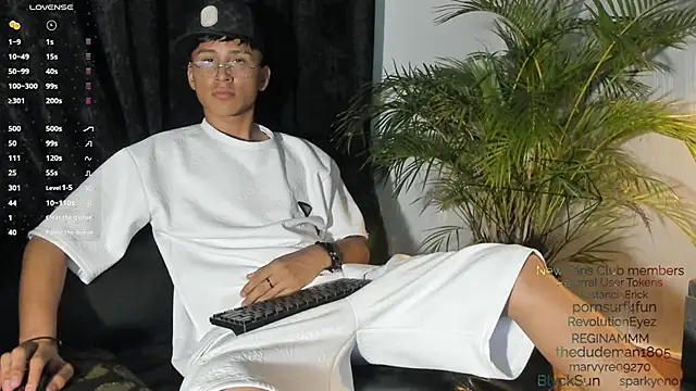 Snapshot of Daddy_Darcks chatting on 10-04-25, 04:32 Daddy Darcks online show from 10-04-25, 04:32