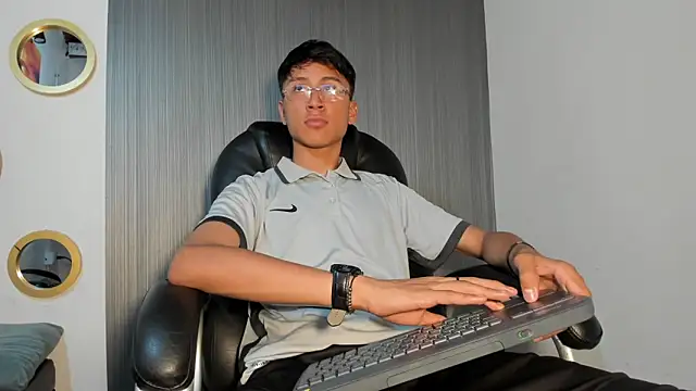 Snapshot of Daddy_Darcks chatting on 10-15-25, 07:58 Daddy Darcks online show from 10-15-25, 07:58