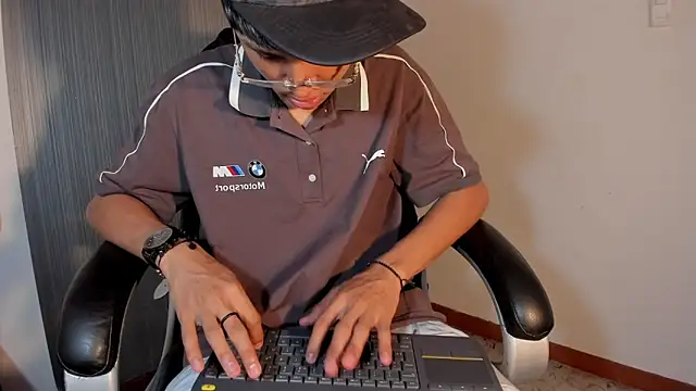 Snapshot of Daddy_Darcks chatting on 10-18-25, 07:47 Daddy Darcks online show from 10-18-25, 07:47