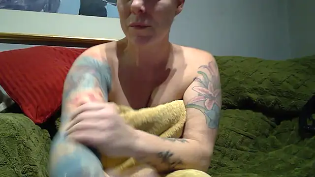 Snapshot of Island_Siren chatting on 10-23-25, 07:01 Island Siren online show from 10-23-25, 07:01